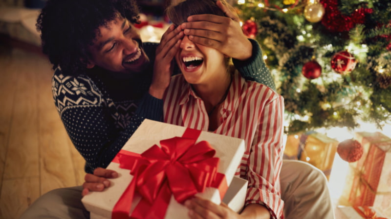 pareja abriendo regalo de navidad de Papeles decorativos